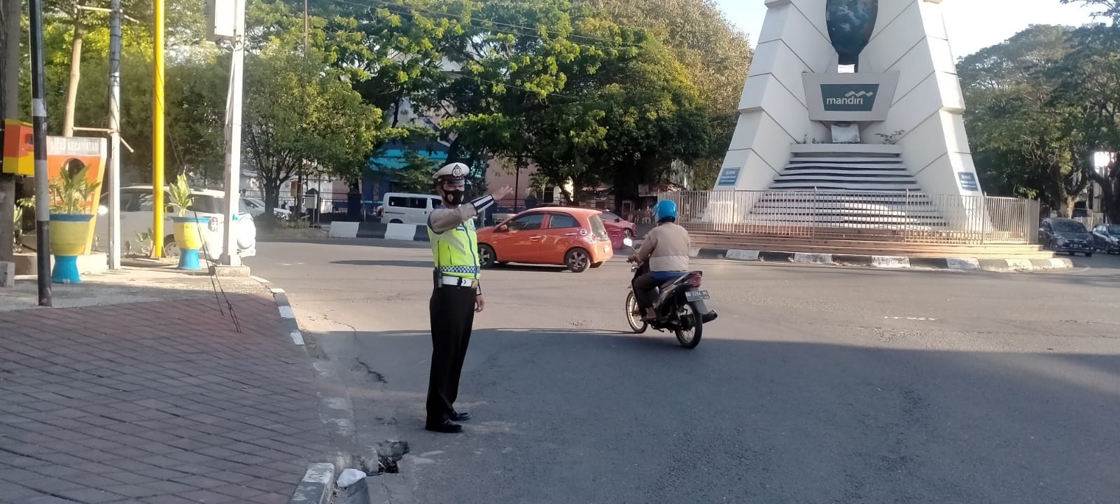 Pelayanan Prima, Satlantas Polres Pelabuhan Makassar Rutin Pengaturan Lalu Lintas