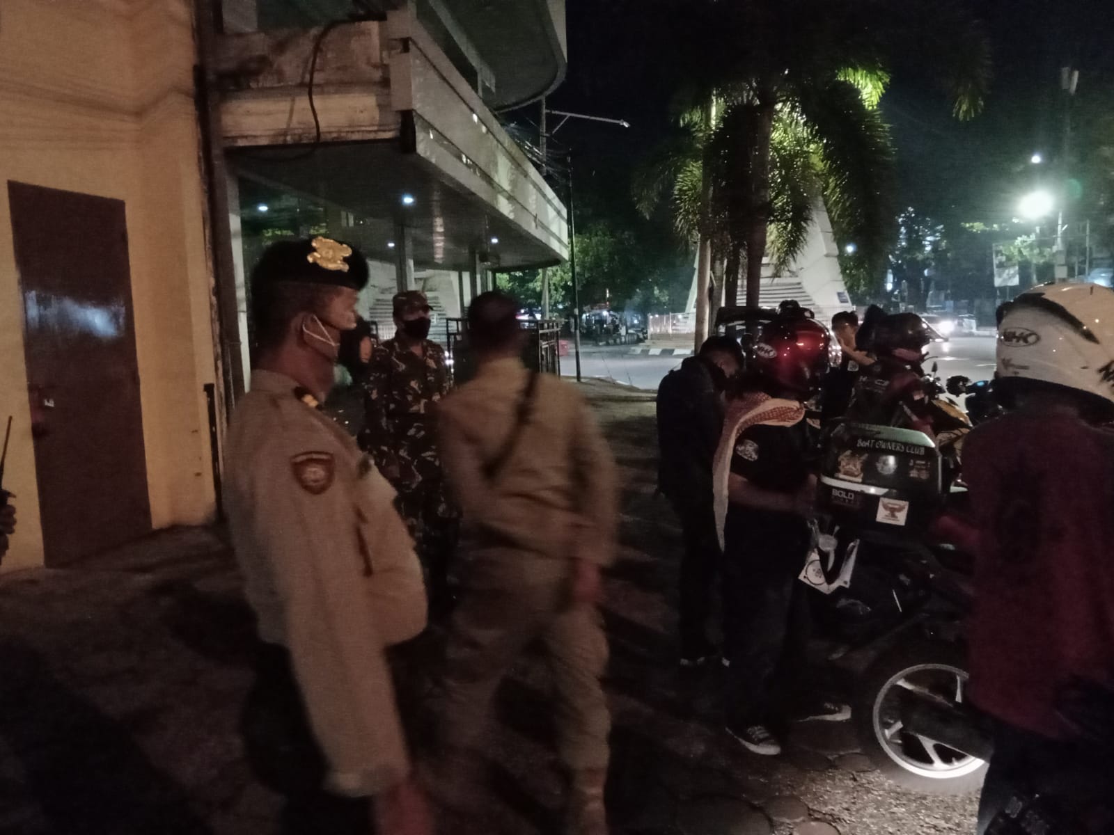 Tekan Covid- 19, Polres Pelabuhan Makassar Bubarkan Kerumunan Warga