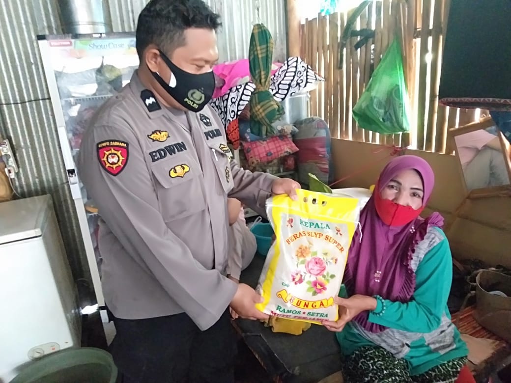 Bhabinkamtibmas Ujung Tanah Salurkan Bantuan Beras