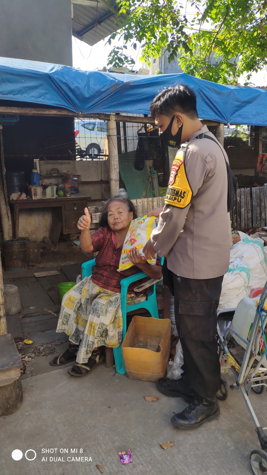 Bhabinkamtibmas Kelurahan Mampu Salurkan Sembako Bantuan Beras