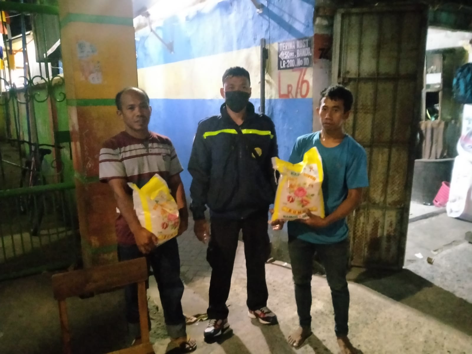 Menyelusuri Lorong, Bhabinkamtibmas Butung Salurkan Bantuan Beras