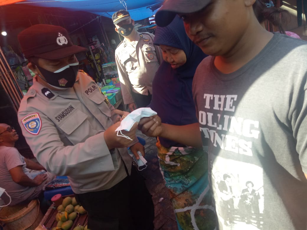 Bhabinkamtibmas Tabaringan Imbau Prokes dan Bagikan Masker di Pasar Cidu
