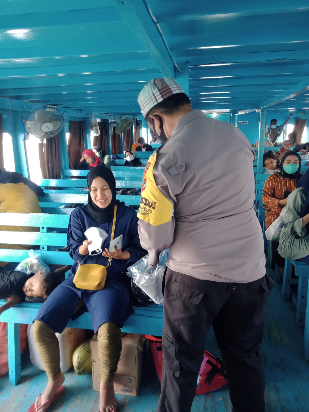 Bhabinkamtibmas Pulau Barrang Lompo Imbau Prokes dan Bagikan Masker