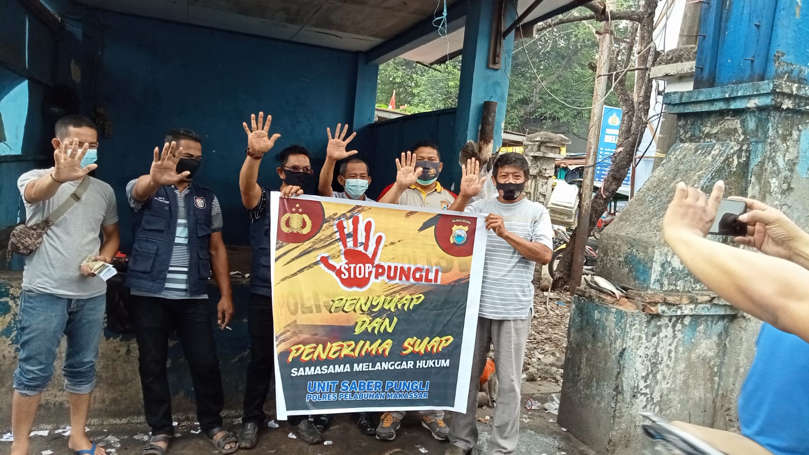 Bhabinkamtibmas Polres Pelabuhan Makassar berikan Binluh kepada Tukang Parkir