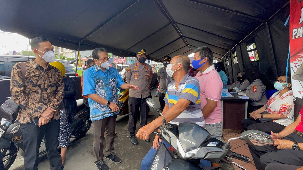 Jubir Presiden Kunjungi Gerai Vaksinasi Drive Thru Polres Pelabuhan Makassar
