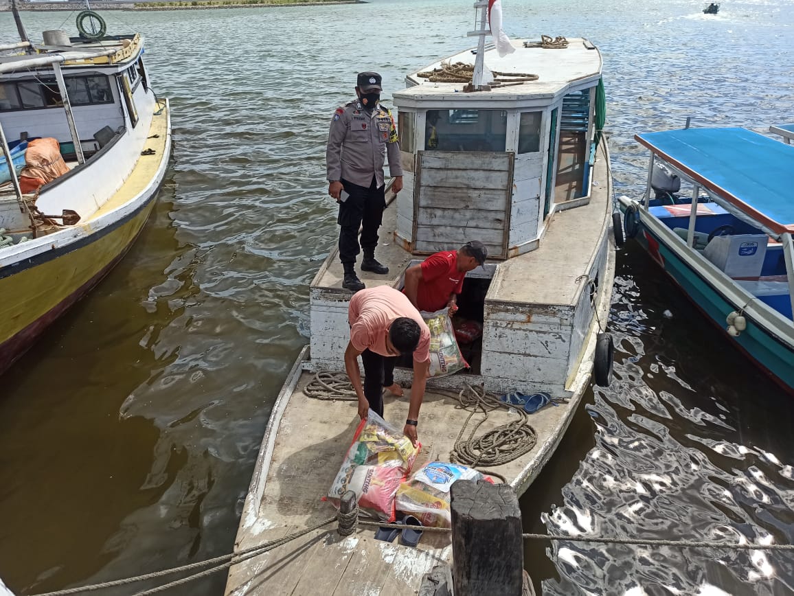 Bhabinkamtibmas Pulau Barrang Caddi Kawal Distribusi Beras untuk Warga Pulau 