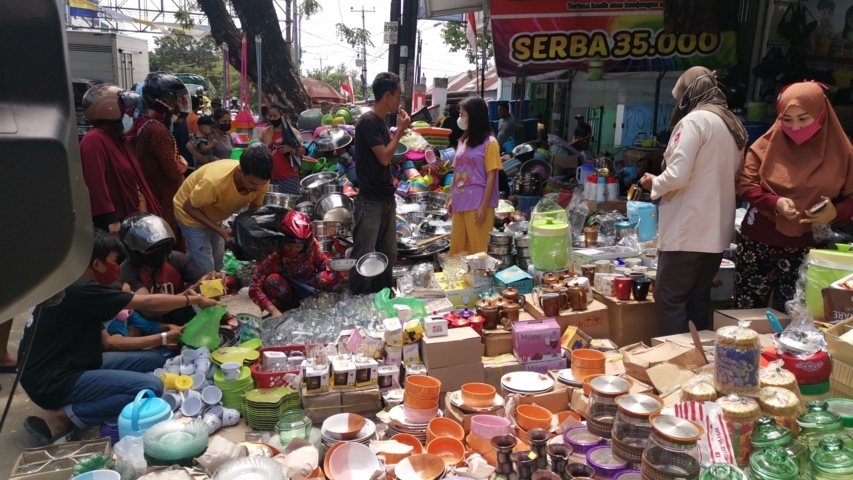 aktivitas di pasar tradisional masih tetap ramai, seperti di Pasar Senggol