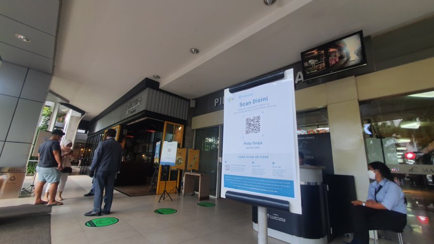scanning kepada warga yang hendak masuk ke dalam mall