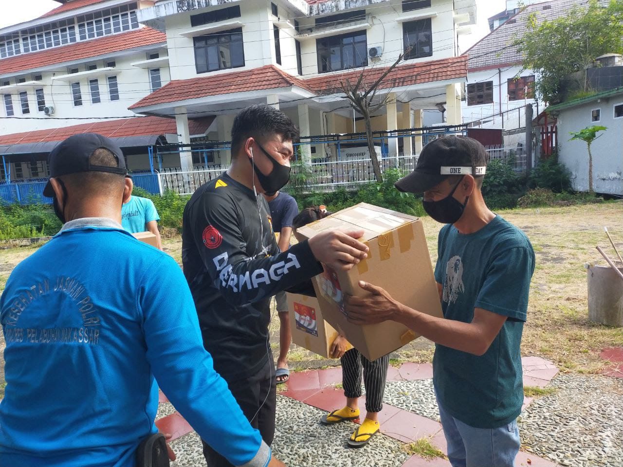 Kapolres Pelabuhan Makassar bagikan Sembako kepada Petugas Kebersihan