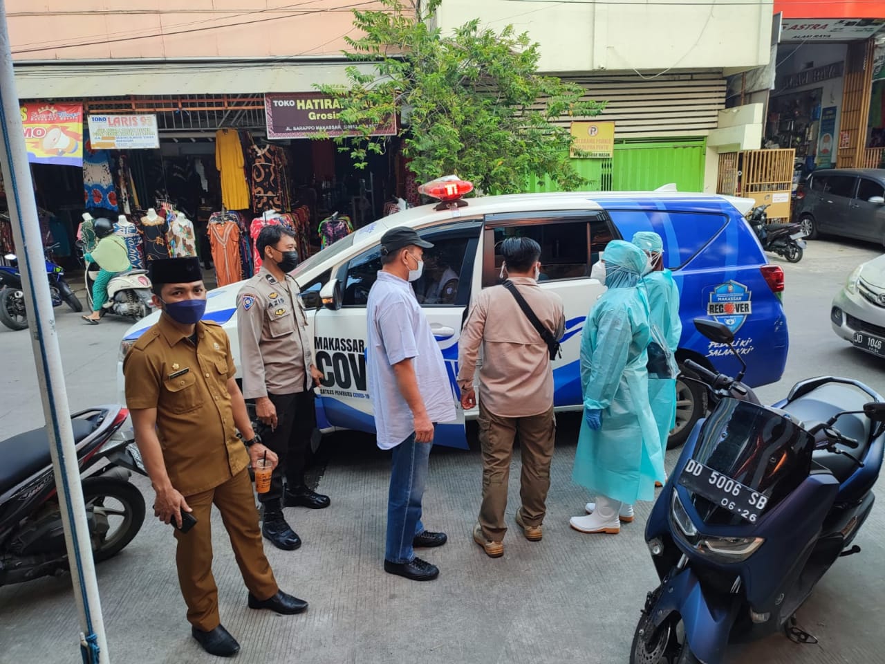 Bhabinkamtibmas Butung dampingi Tim Recover Pemkot Makassar ke rumah Warga
