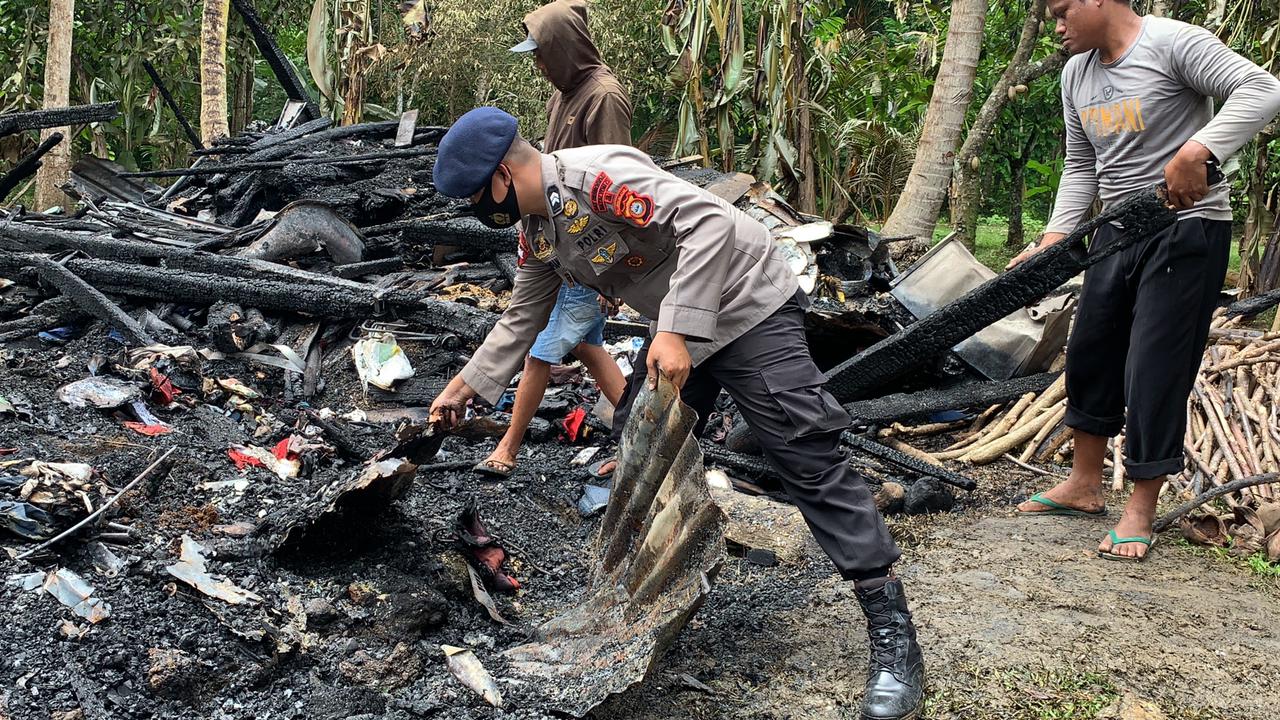 Sat Brimob Sambangi Korban Kebakaran