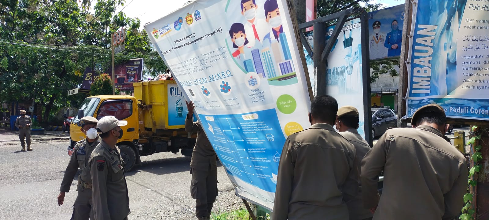 Satpol PP Teribkan Baliho Kedaluarsa
