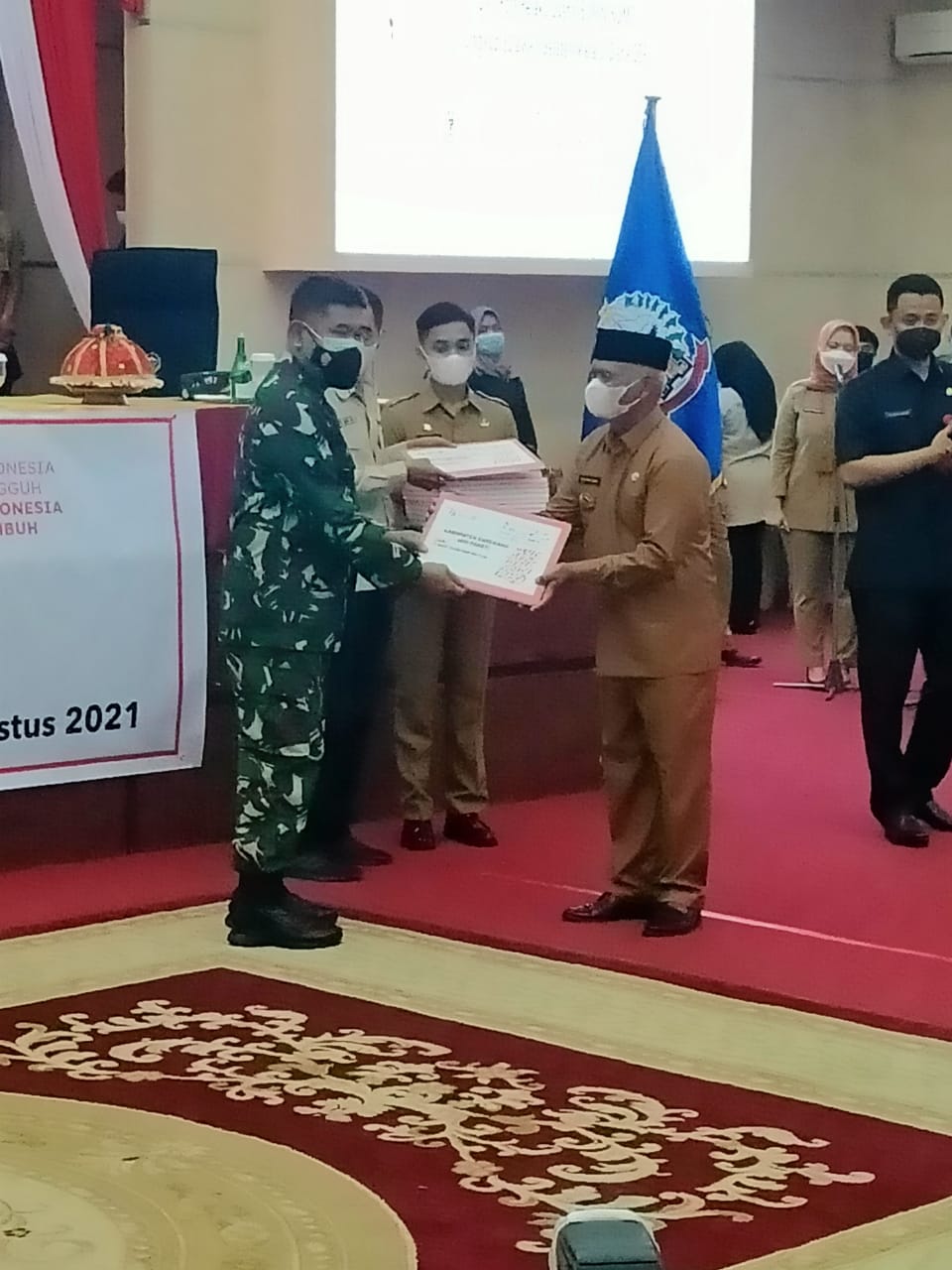 Enrekang Terima Bantuan Bahan Pokok Gubernur