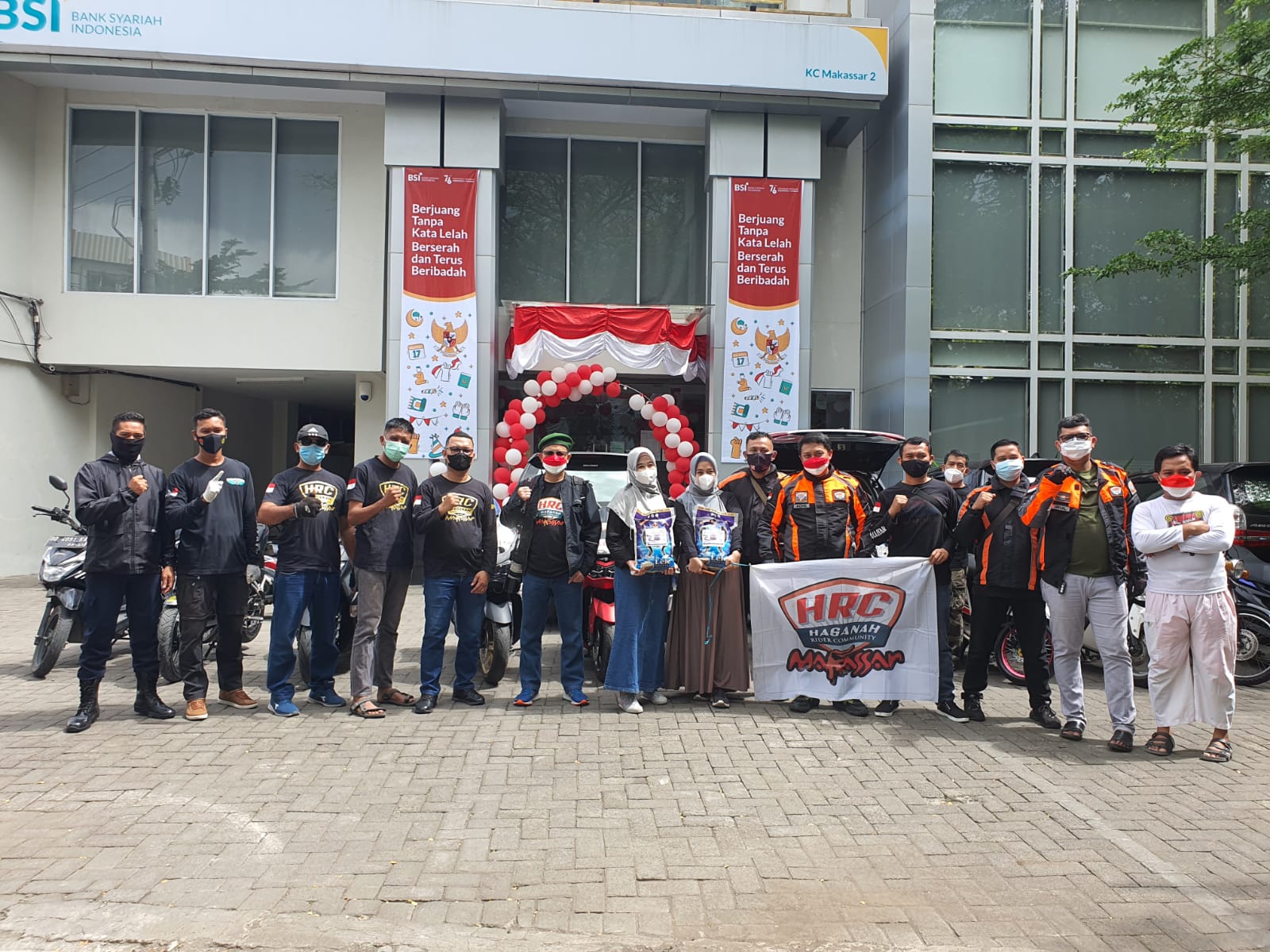HRC Chapter Makassar Bagikan 1.000 Kantong Beras untuk Supir Petepete
