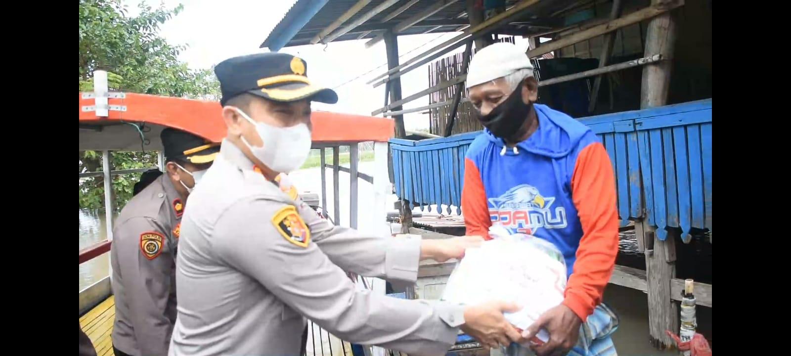 Pantau Lokasi Banjir, Kapolres  Sidrap Bagikan Sembako
