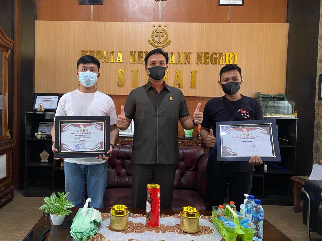 Kajari Sinjai Serahkan Hadiah untuk Pemenang Lomba Video Pendek