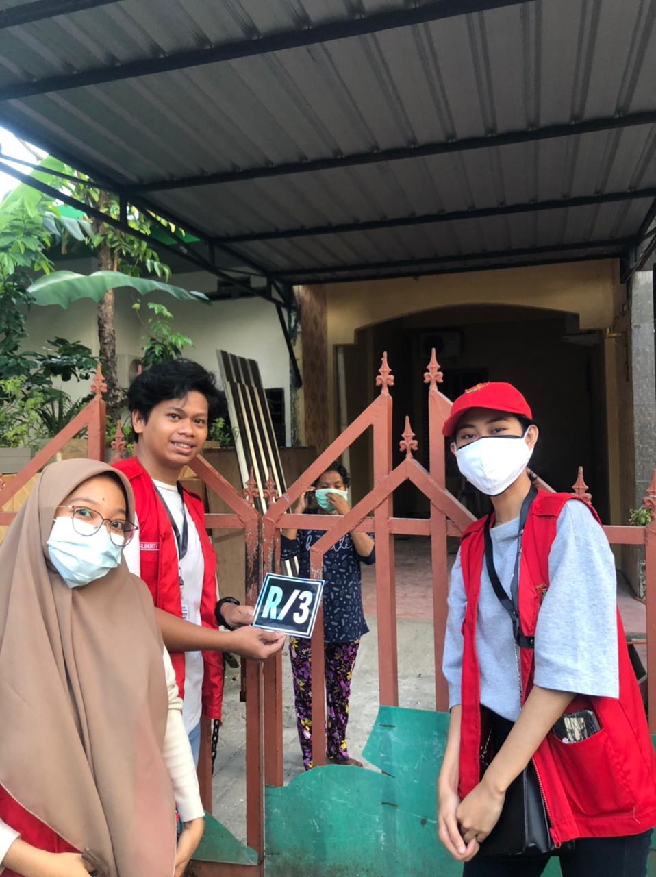 Mahasiswa KKN Unhas Bagi-bagi Nomor Rumah ke Warga Tamalanrea Jaya