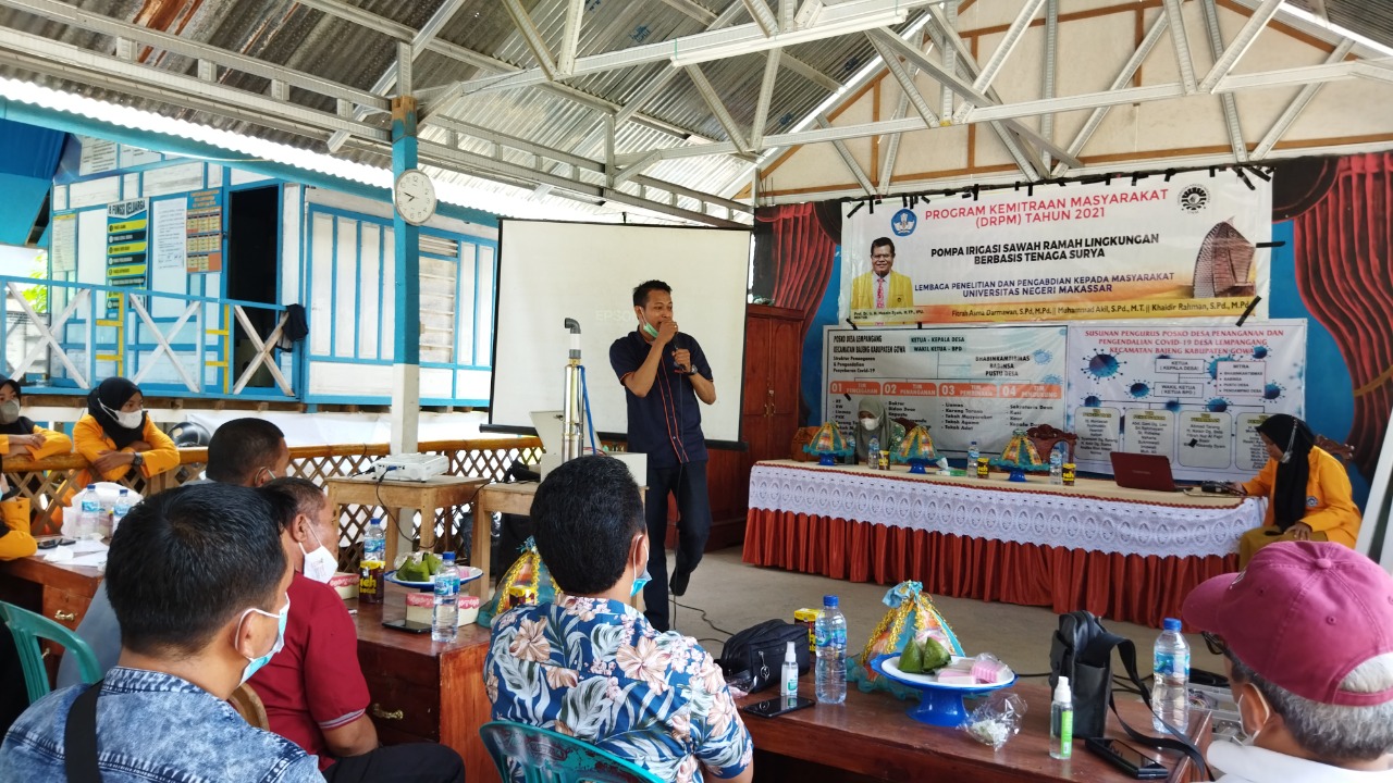 Dosen UNM Latih Petani Rakit dan Pasang Pompa Irigasi Sawah Berbasis Panel Surya