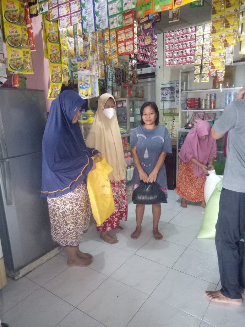 32 KK Terima Sedekah Beras dari Pengurus Masjid Darussalam Bosowa