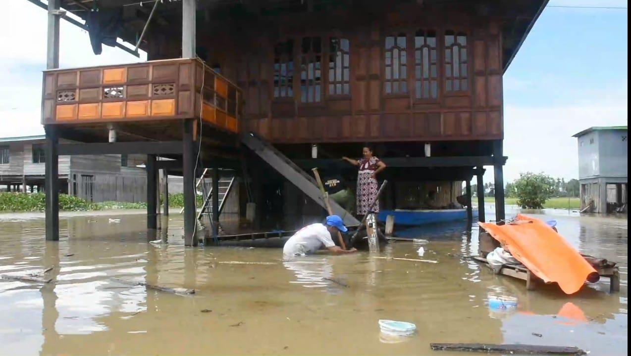 Eceng Gondok Mengancam, Korban Banjir Butuh Bambu dan Tali