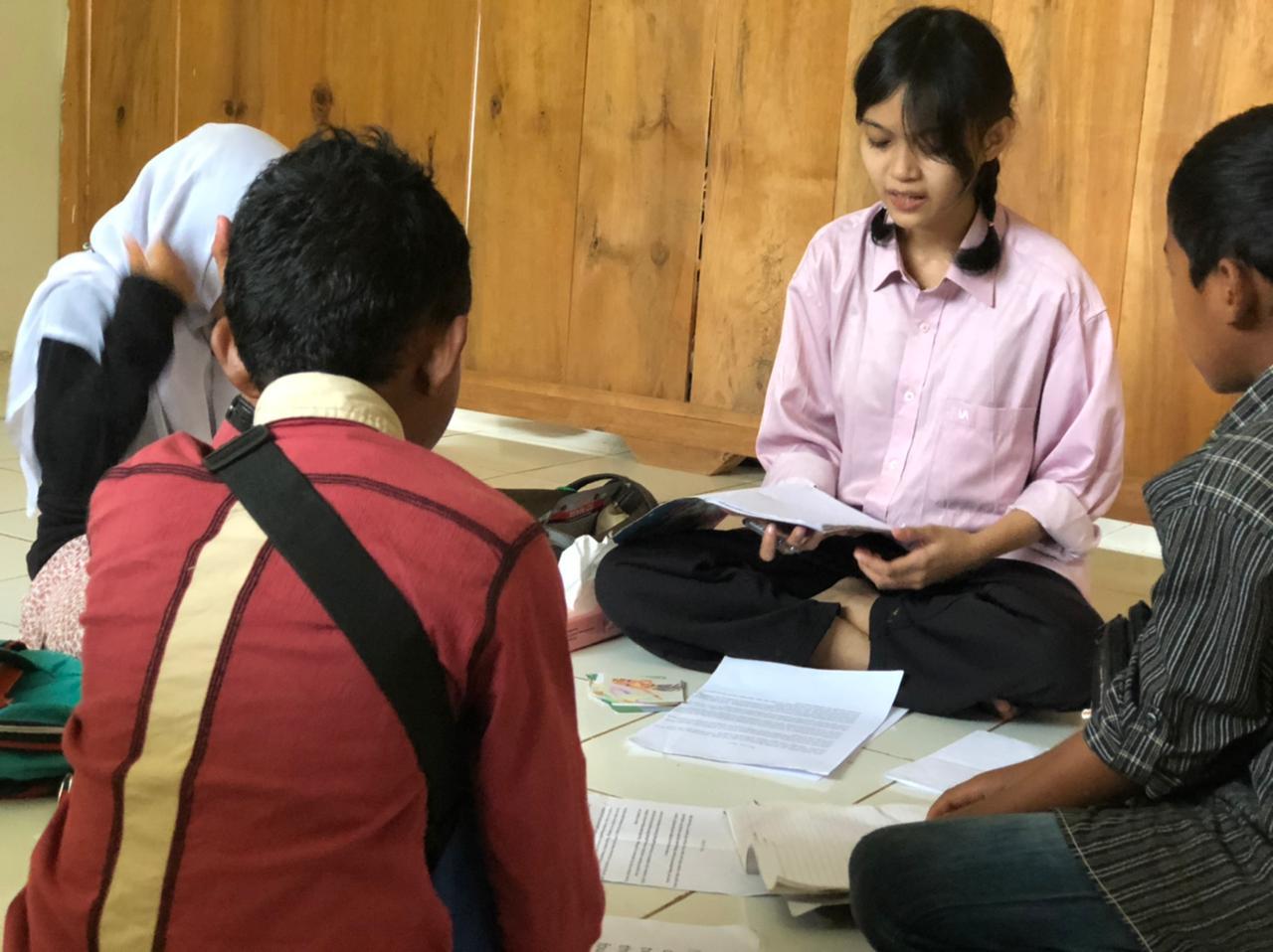 Rela tak Digaji Demi Dekat dengan Anak-anak Desa