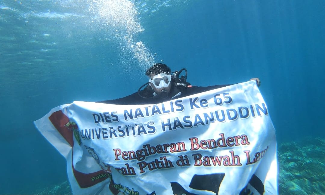 Tim Penyelam Unhas Kibarkan  Merah Putih di Bawah Laut