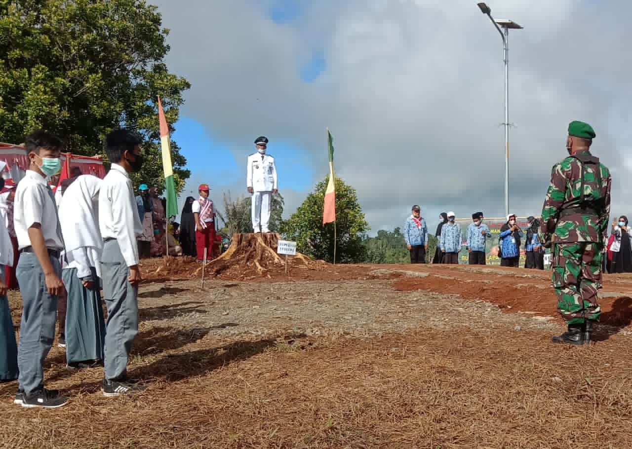 Pimpin Upacara, Kades Berdiri  di Atas Tebangan Pohon