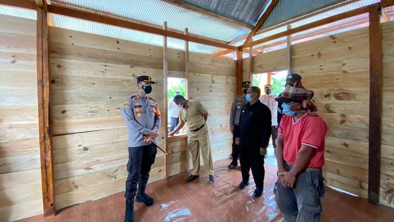 Polres Bedah Rumah Warga tak Layak Huni