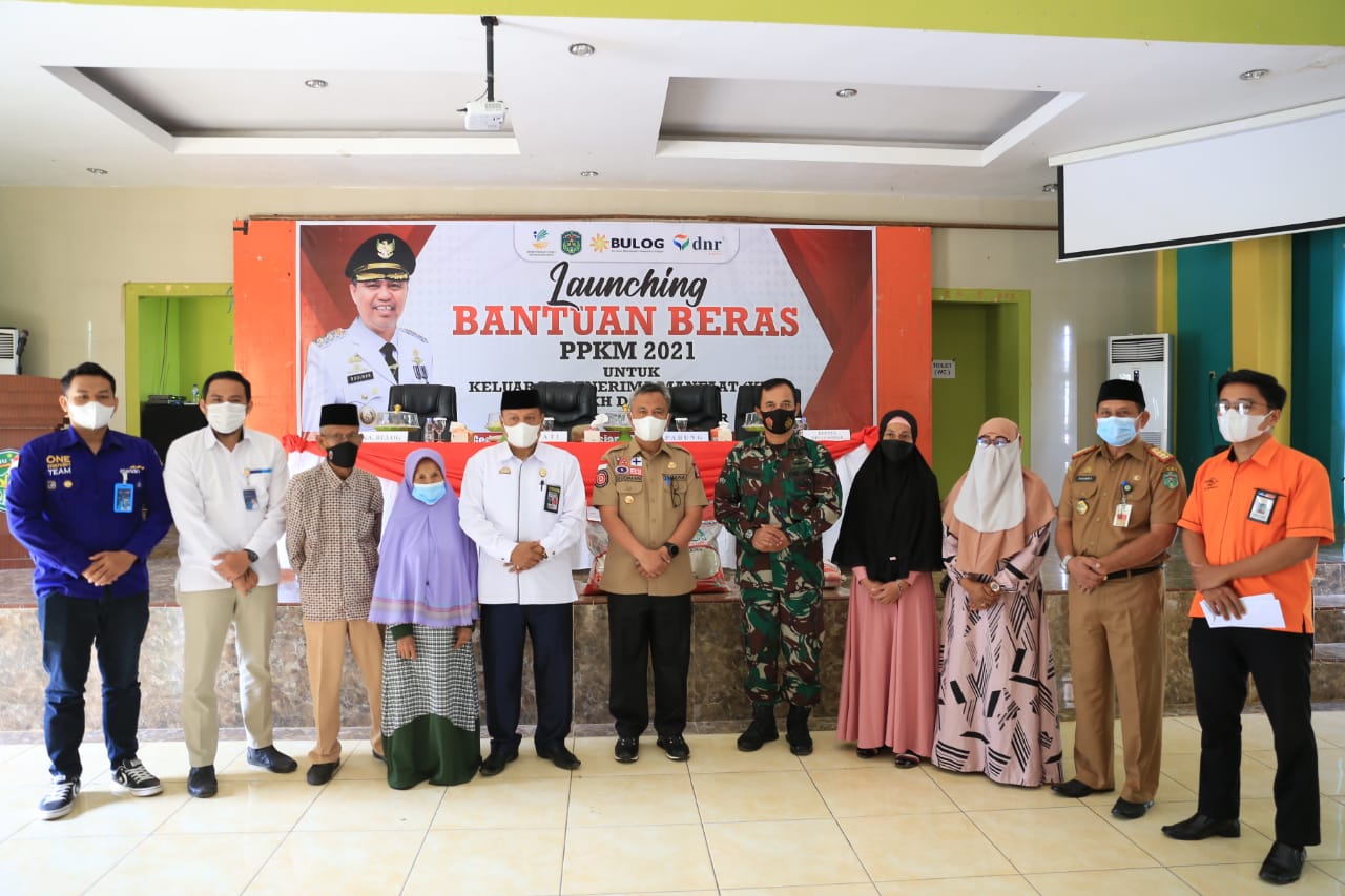 Bupati Budiman Salurkan Bantuan Beras PPKM