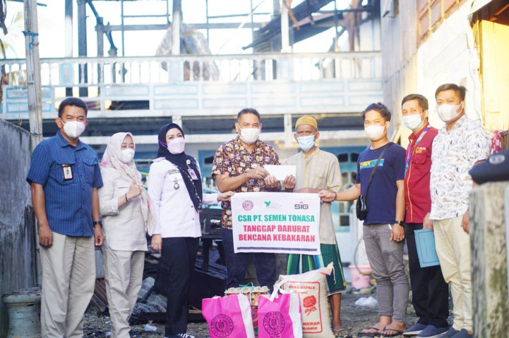 Semen Tonasa Bantu Warga Korban Kebakaran di Kampung Laikang