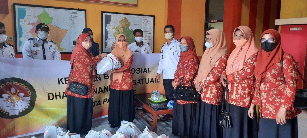 DWP Berbagi Sembako Kepada Warga Isoman