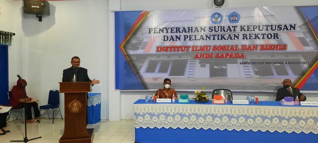 Serahkan SK,  Kepala LLDIKTI Lantik Rektor