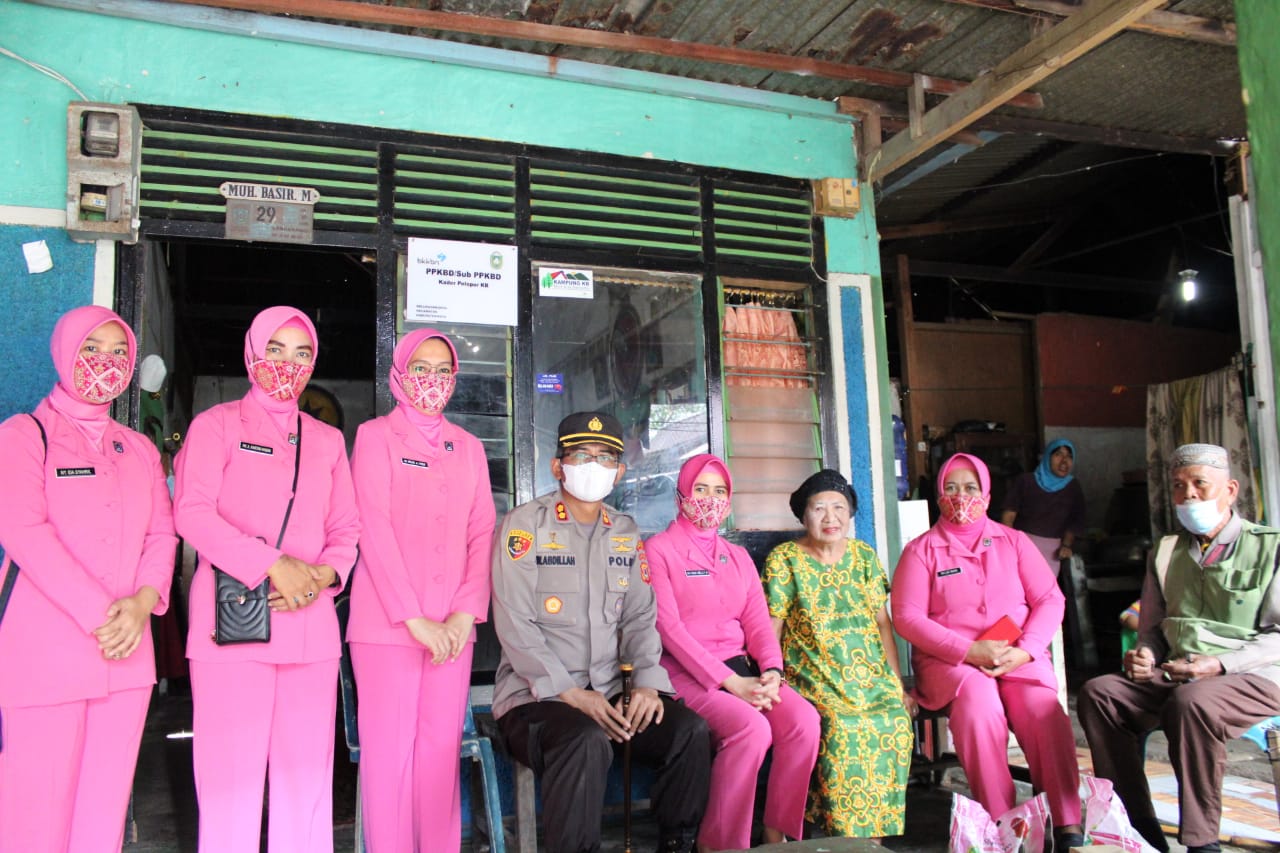 Bhayangkari Parepare  Berbagi Sembako