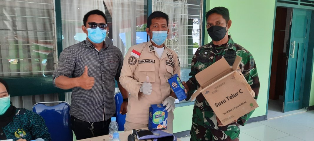Dandim Berbagi Masker ke Nakes