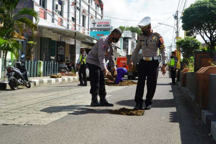 Polisi Timbun Jalan Berlubang