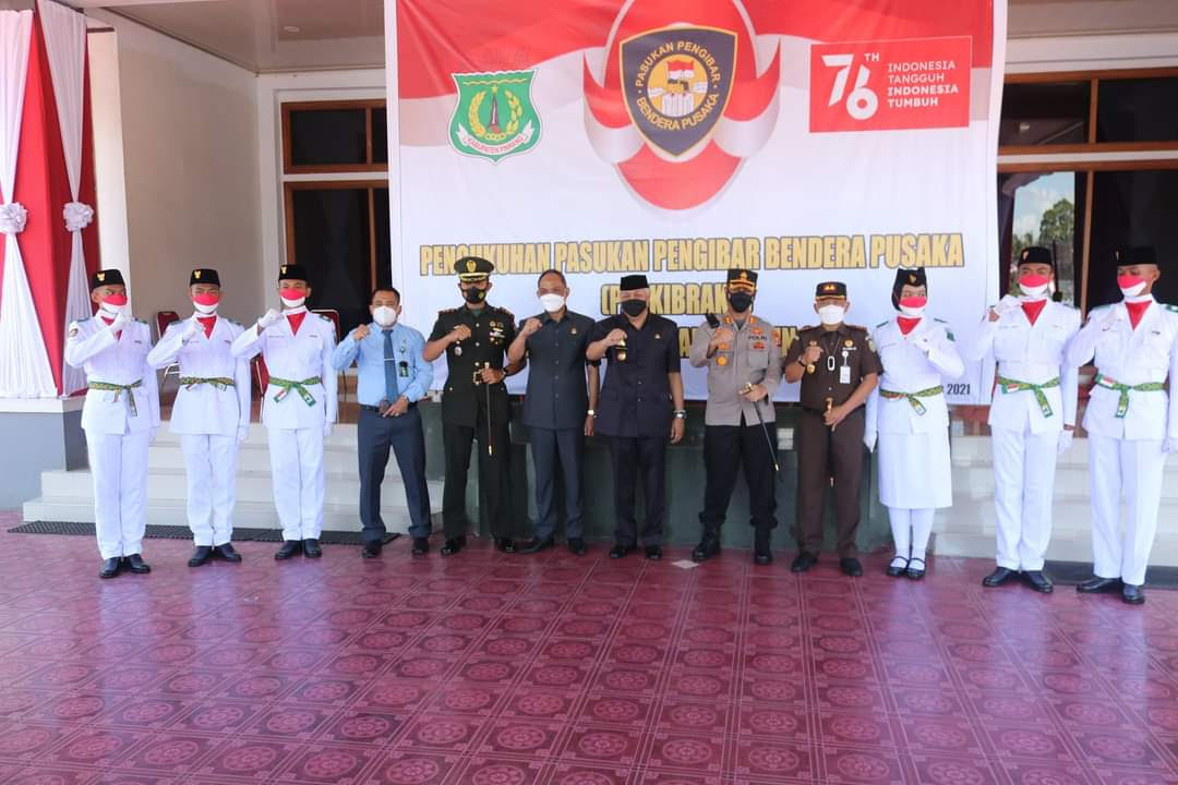 Irwan Kukuhkan Anggota Paskibra