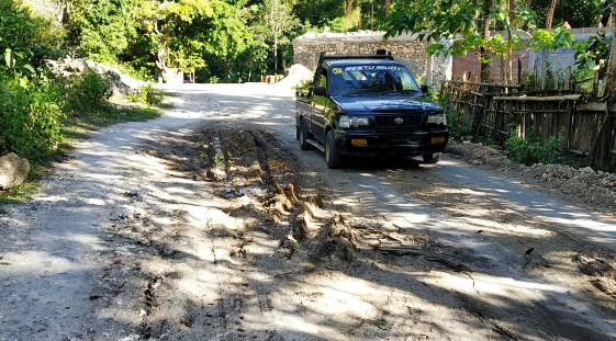 Warga Minta Pemkab Peduli Jalan Rusak dan Berlubang