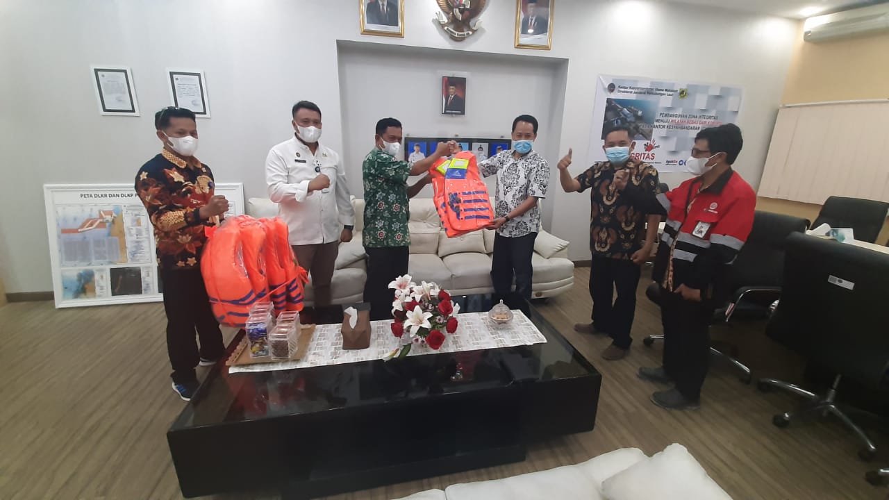 Semen Tonasa Bagikan Baju Pelampung dan Mimbar Masjid