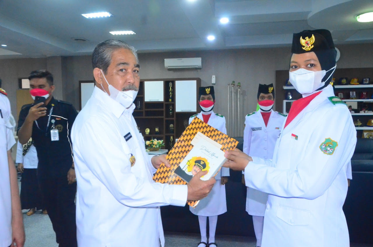 DM Beri Penghargaan Anggota Paskibra