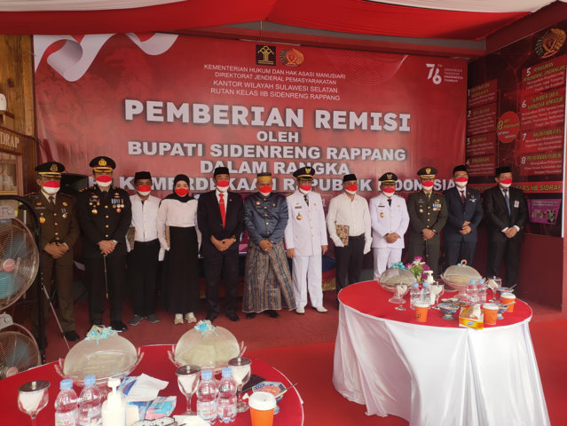 Dolla Serahkan Remisi pada 210 Napi