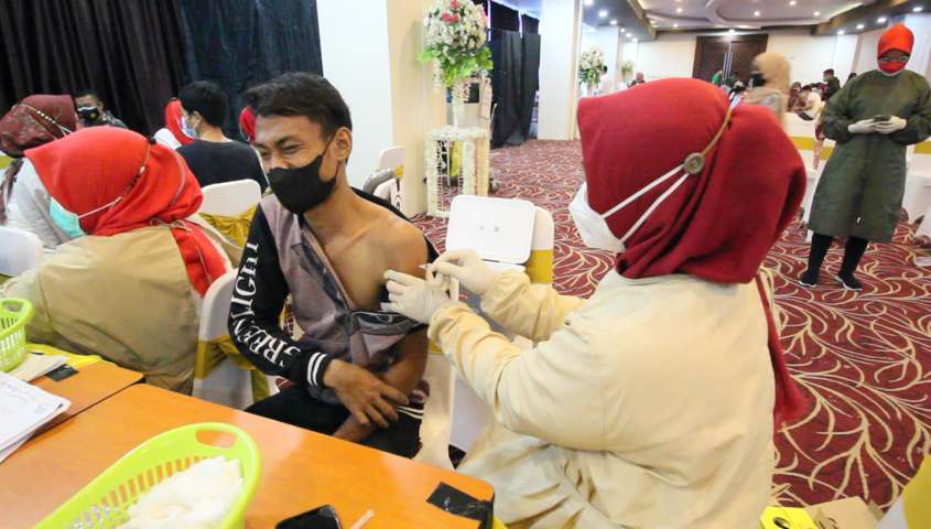Masyarakat Antusias Ikut Vaksinasi Unifa-Kodam-Yayasan Kalla