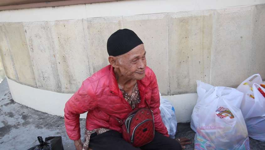 Berusia 120 Tahun, Jualan  Pisang Demi Bertahan Hidup