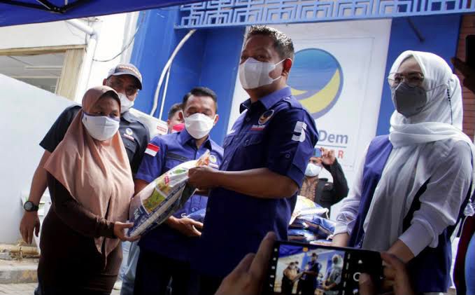 Nasdem Sulsel Gaungkan Jumat Berkah dengan Berbagi