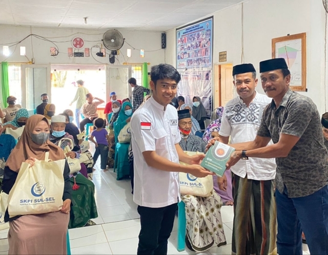 SKPI Bagi Sembako ke Korban Banjir