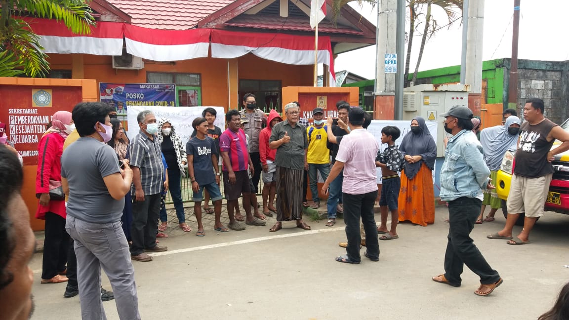 Warga Segel Kantor dan Tuntut Lurah Rappokalling Mundur