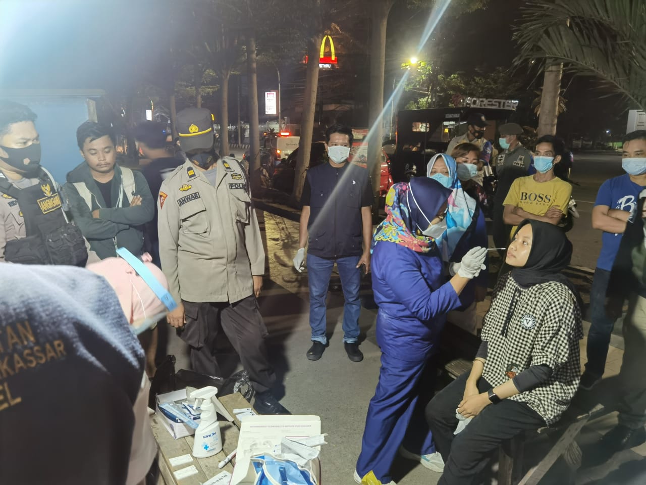 Polres Pelabuhan Makassar dan Tim Terpadu Gelar Swab Antigen dan Sweping Masker