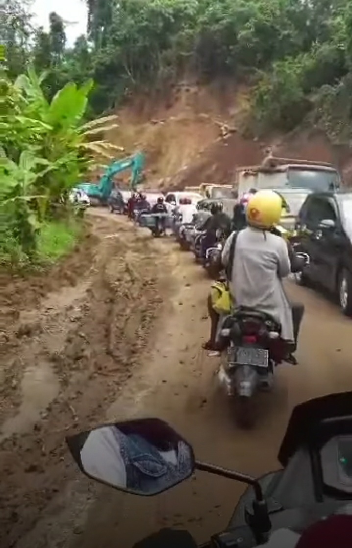 Pengendara Keluhkan Pekerjaan Jalan Trans Sulawesi di Takandeang