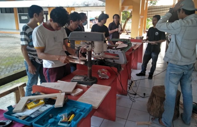 FSD UNM Latih Alumni Buat Alat Jilid Buku Berbasis Rumahan
