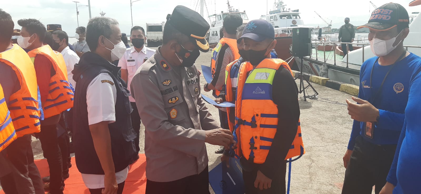 Wakapolres Pelabuhan Makassar Hadiri Penyerahan Bantuan Alat Keselamatan