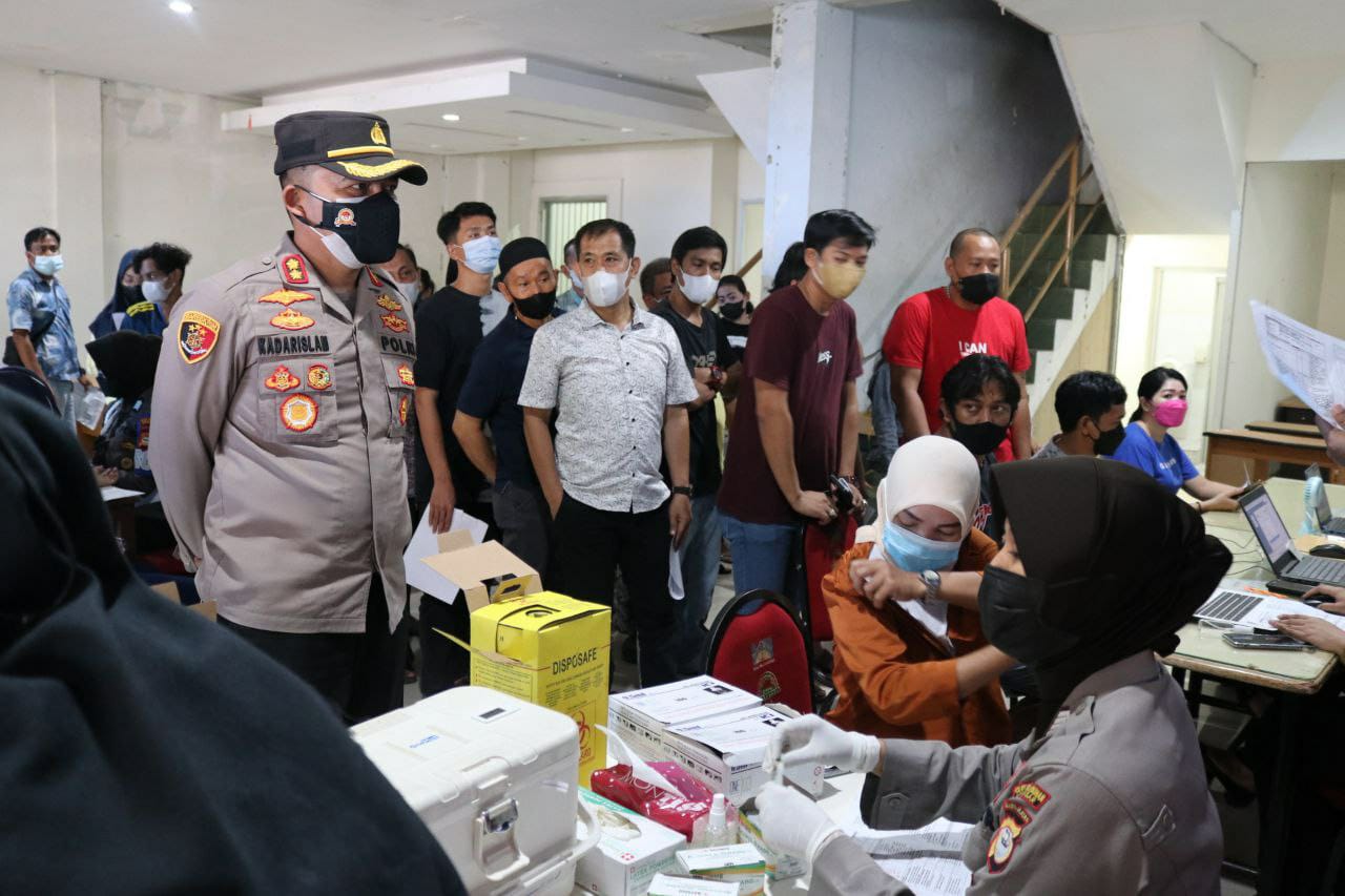 Kapolres Pelabuhan Makassar Pantau Vaksinasi Gerai Door to door di Pasar Butung